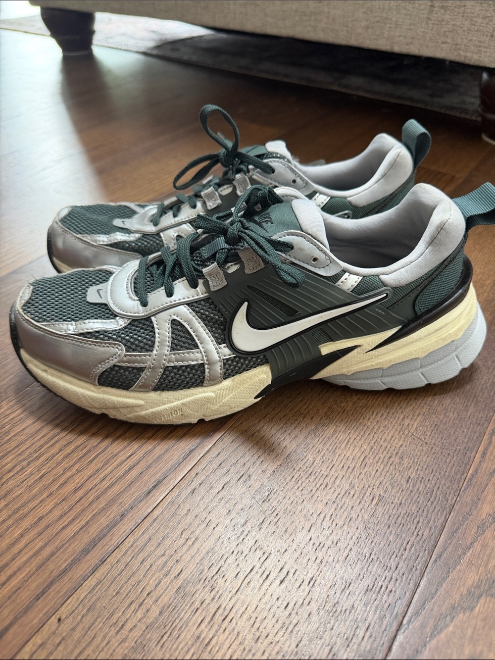 Nike Men's Dark Green and Light Gray Athletic Sneakers